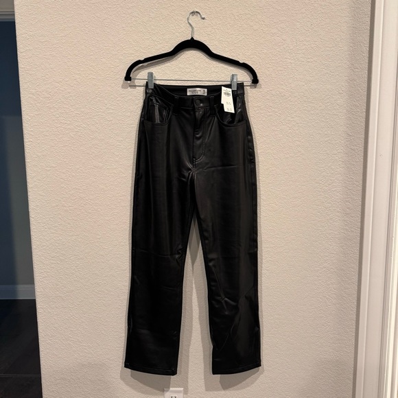 Size 25S - A&F Ultra High Rise 90s Straight vegan leather NWT - Picture 1 of 3